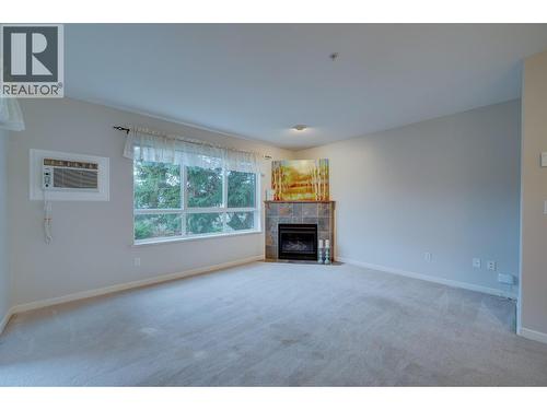 corner gas fireplace - 860 Nicolani Drive Unit# 204, Kamloops, BC - Indoor Photo Showing Living Room With Fireplace