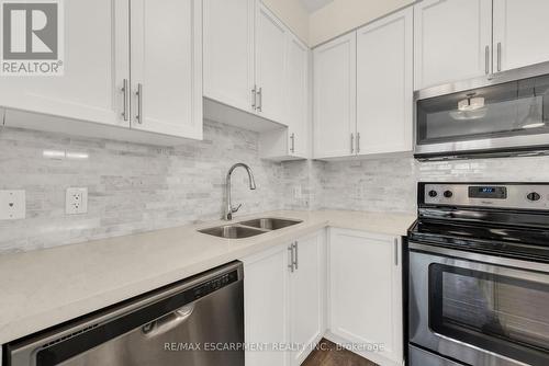 520 - 2486 Old Bronte Road, Oakville, ON - Indoor Photo Showing Kitchen With Stainless Steel Kitchen With Double Sink With Upgraded Kitchen