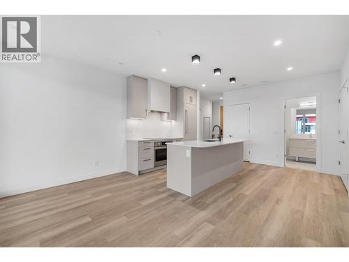 3340 Lakeshore Road Unit# 802, Kelowna, BC - Indoor Photo Showing Kitchen