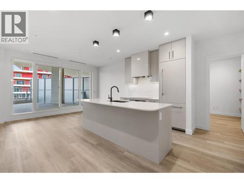 3340 Lakeshore Road Unit# 802, Kelowna, BC - Indoor Photo Showing Kitchen With Upgraded Kitchen