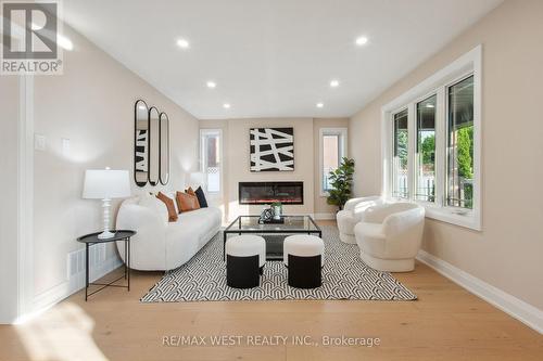 4 Snowcrest Crescent, Markham, ON - Indoor Photo Showing Living Room