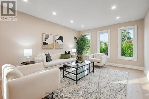 4 Snowcrest Crescent, Markham, ON - Indoor Photo Showing Living Room