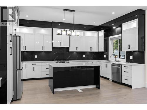 4630 Raymer Road, Kelowna, BC - Indoor Photo Showing Kitchen With Upgraded Kitchen