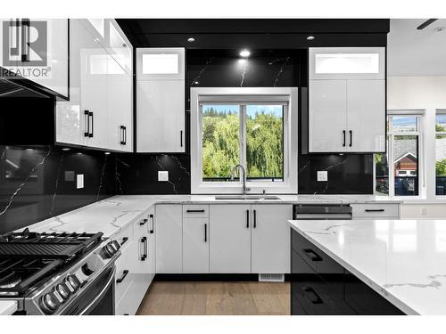 4630 Raymer Road, Kelowna, BC - Indoor Photo Showing Kitchen