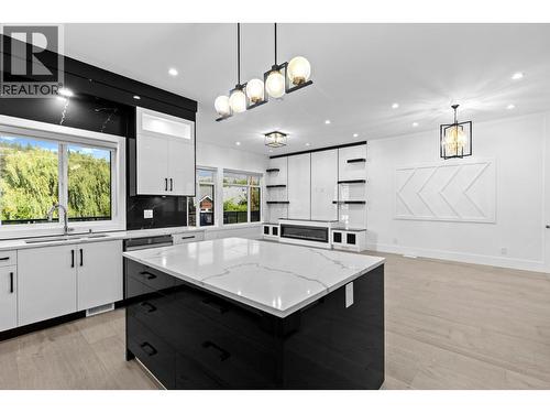 4630 Raymer Road, Kelowna, BC - Indoor Photo Showing Kitchen With Upgraded Kitchen
