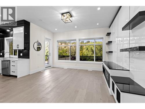 4630 Raymer Road, Kelowna, BC - Indoor Photo Showing Kitchen