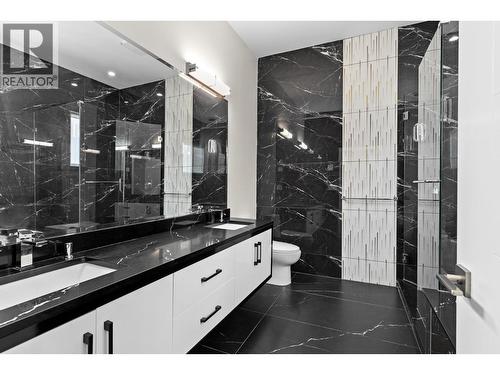 4630 Raymer Road, Kelowna, BC - Indoor Photo Showing Bathroom