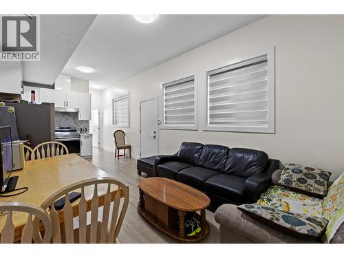 4630 Raymer Road, Kelowna, BC - Indoor Photo Showing Living Room