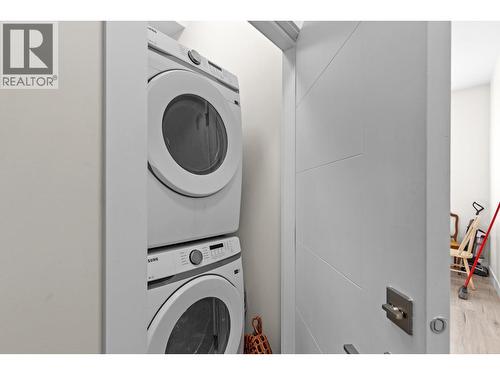 4630 Raymer Road, Kelowna, BC - Indoor Photo Showing Laundry Room