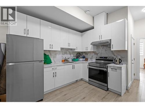 4630 Raymer Road, Kelowna, BC - Indoor Photo Showing Kitchen