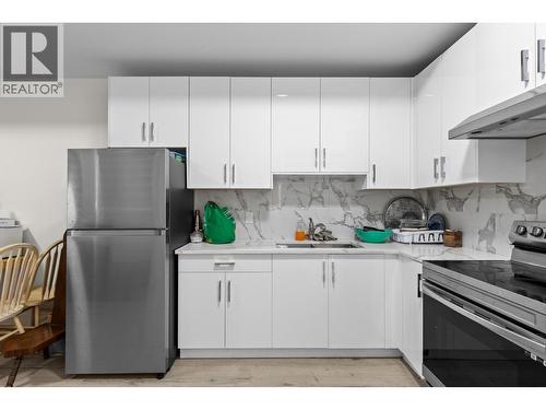 4630 Raymer Road, Kelowna, BC - Indoor Photo Showing Kitchen