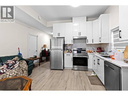 4630 Raymer Road, Kelowna, BC - Indoor Photo Showing Kitchen