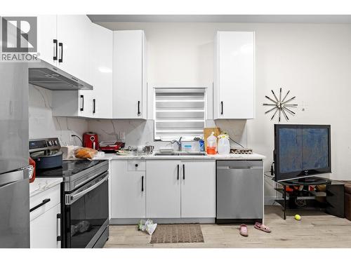 4630 Raymer Road, Kelowna, BC - Indoor Photo Showing Kitchen With Double Sink