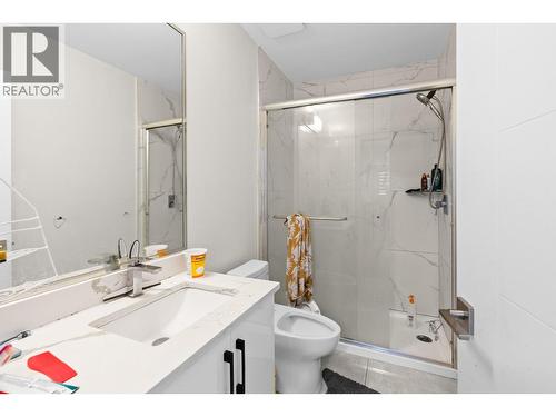 4630 Raymer Road, Kelowna, BC - Indoor Photo Showing Bathroom