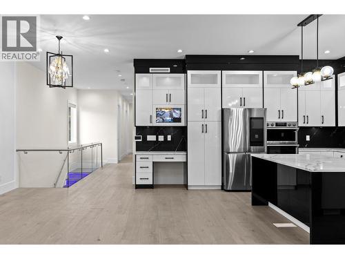 4630 Raymer Road, Kelowna, BC - Indoor Photo Showing Kitchen With Upgraded Kitchen