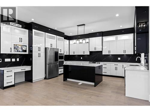 4630 Raymer Road, Kelowna, BC - Indoor Photo Showing Kitchen