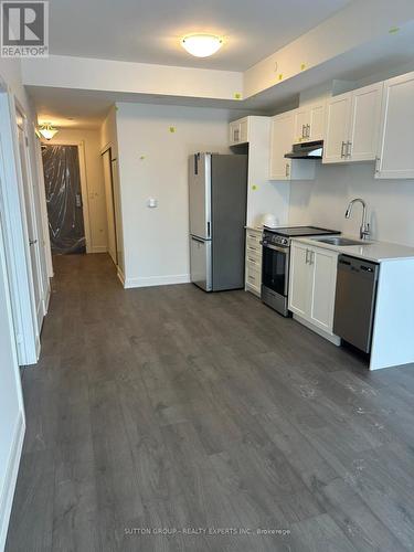 B1002 - 715 Davis Drive, Newmarket, ON - Indoor Photo Showing Kitchen