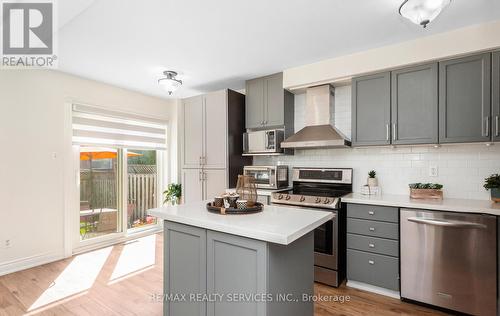 3912 Zenith Court, Mississauga, ON - Indoor Photo Showing Kitchen With Upgraded Kitchen