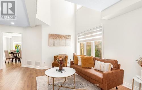 3912 Zenith Court, Mississauga, ON - Indoor Photo Showing Living Room