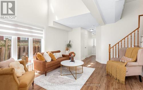 3912 Zenith Court, Mississauga, ON - Indoor Photo Showing Living Room
