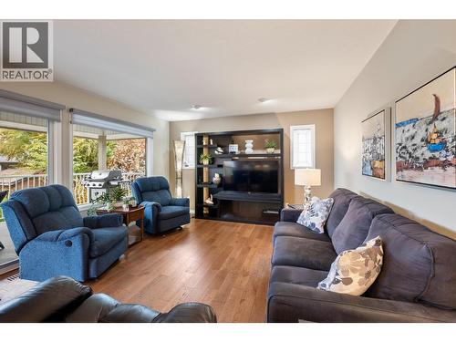 1637 Sonora Drive, Kelowna, BC - Indoor Photo Showing Living Room