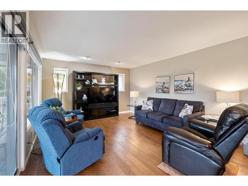 1637 Sonora Drive, Kelowna, BC - Indoor Photo Showing Living Room