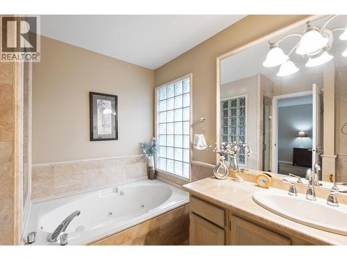 1637 Sonora Drive, Kelowna, BC - Indoor Photo Showing Bathroom