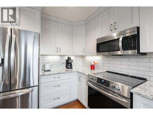 1637 Sonora Drive, Kelowna, BC - Indoor Photo Showing Kitchen With Upgraded Kitchen