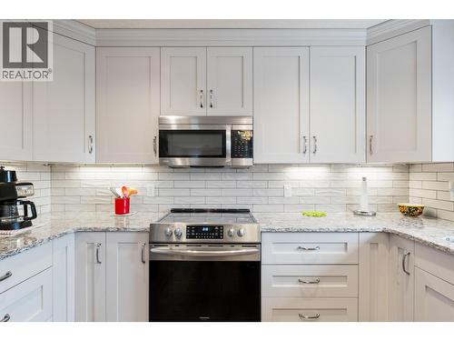 1637 Sonora Drive, Kelowna, BC - Indoor Photo Showing Kitchen With Upgraded Kitchen