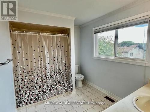 325 Salisbury Lane, Newmarket, ON - Indoor Photo Showing Bathroom