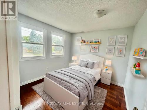 325 Salisbury Lane, Newmarket, ON - Indoor Photo Showing Bedroom