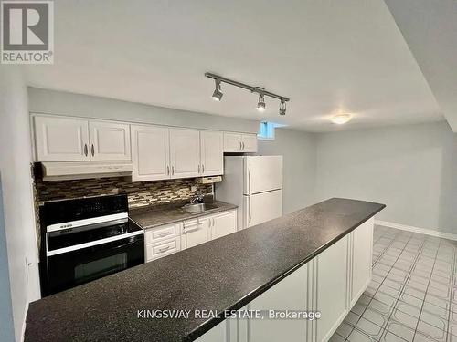 325 Salisbury Lane, Newmarket, ON - Indoor Photo Showing Kitchen