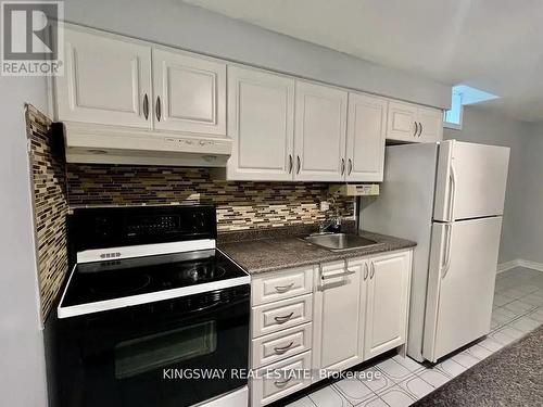 325 Salisbury Lane, Newmarket, ON - Indoor Photo Showing Kitchen