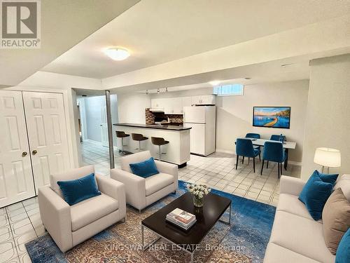 325 Salisbury Lane, Newmarket, ON - Indoor Photo Showing Living Room