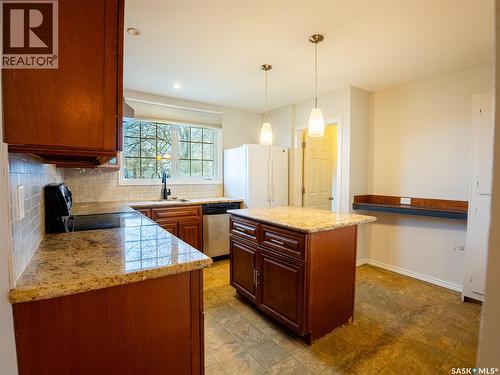 70 Read Avenue, Regina, SK - Indoor Photo Showing Kitchen