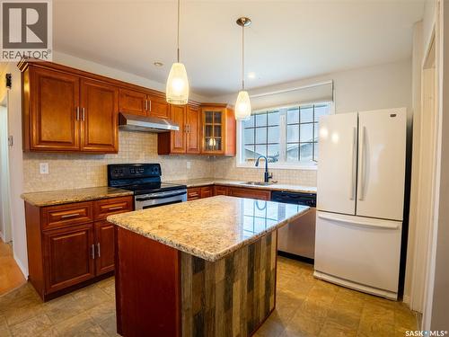 70 Read Avenue, Regina, SK - Indoor Photo Showing Kitchen