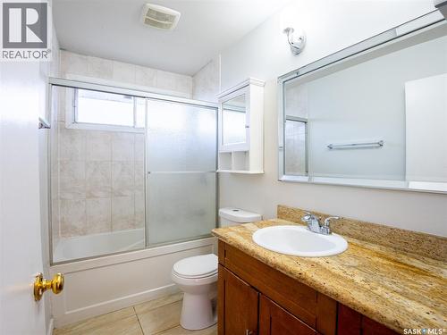 70 Read Avenue, Regina, SK - Indoor Photo Showing Bathroom