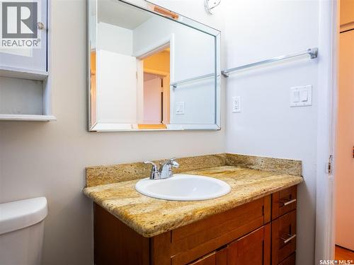 70 Read Avenue, Regina, SK - Indoor Photo Showing Bathroom