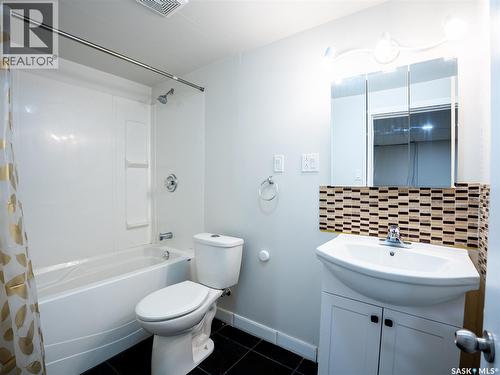 70 Read Avenue, Regina, SK - Indoor Photo Showing Bathroom