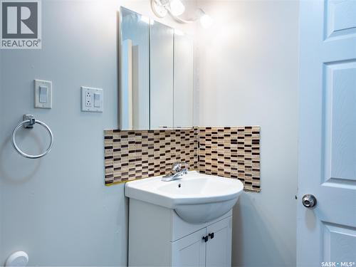 70 Read Avenue, Regina, SK - Indoor Photo Showing Bathroom