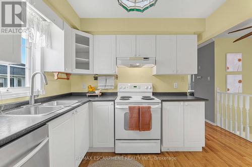 1 Village Drive, West Lincoln, ON - Indoor Photo Showing Kitchen With Double Sink
