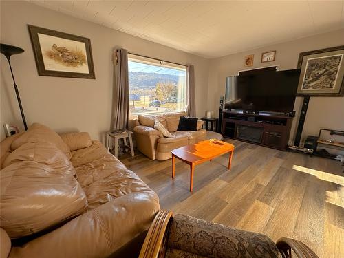 230 Cranbrook Street, Kimberley, BC - Indoor Photo Showing Living Room
