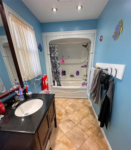 230 Cranbrook Street, Kimberley, BC - Indoor Photo Showing Bathroom