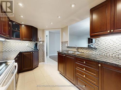 324 - 32 Clarissa Drive, Richmond Hill, ON - Indoor Photo Showing Kitchen With Double Sink