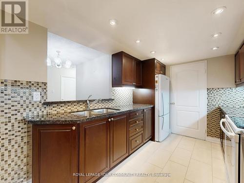 324 - 32 Clarissa Drive, Richmond Hill, ON - Indoor Photo Showing Kitchen With Double Sink