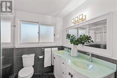 5373 Spruce Avenue, Burlington, ON - Indoor Photo Showing Bathroom