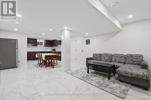 7 Montgomery Square, Brampton, ON - Indoor
