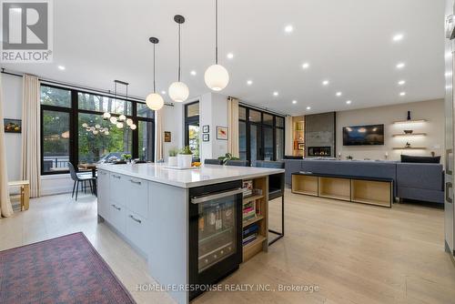 2110 Courtland Crescent, Mississauga, ON - Indoor Photo Showing Kitchen With Upgraded Kitchen