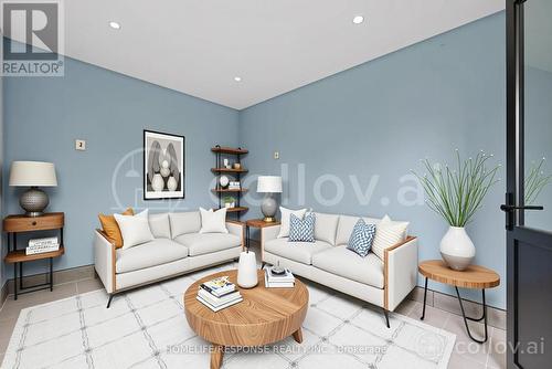 2110 Courtland Crescent, Mississauga, ON - Indoor Photo Showing Living Room