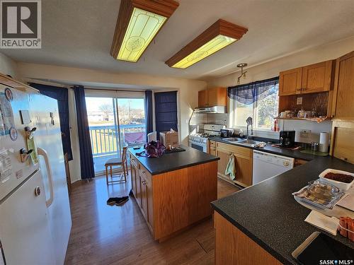 807 3Rd Avenue W, Meadow Lake, SK - Indoor Photo Showing Kitchen With Double Sink